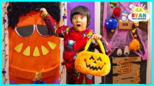 HALLOWEEN Trick or Treat for Surprise Toys!! Don’t Open the Wrong Mystery Door Challenge