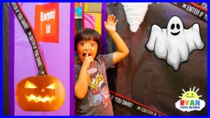 Ryan in Halloween Box Fort Maze Challenge Pretend Play!!!!