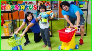 Pretend Play Toys R US Toy Hunt Shopping Challenge!!!!!!