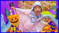 Ryan Pretend Play Box Fort Maze Halloween Edition with Mommy!!!