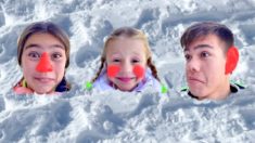 Настя и друзья играют со снегом и лепят снеговика