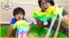 Ryan Pretend Play Making DIY Satisfying Slime with Daddy!!!