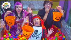 Trick or Treating Halloween Songs for Kids with Ryan’s World!!