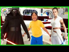 Kylo Ren Lightsaber Battle vs Rey on Disney’s World Star Wars Hotel!